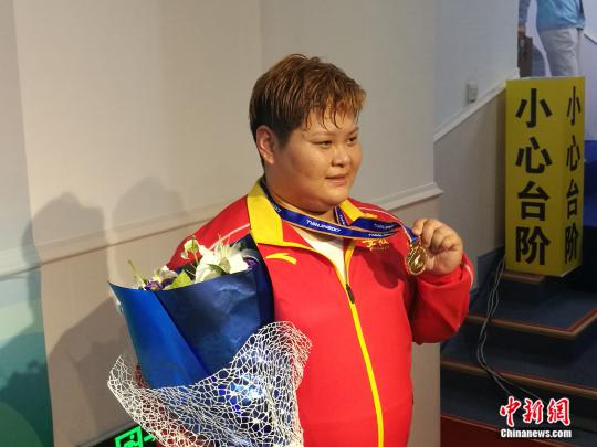 奥运冠军孟苏平夺女子举重75公斤以上级冠军