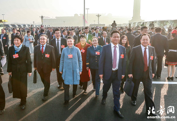 出席十三届全国人大二次会议的天津代表步入人民大会堂