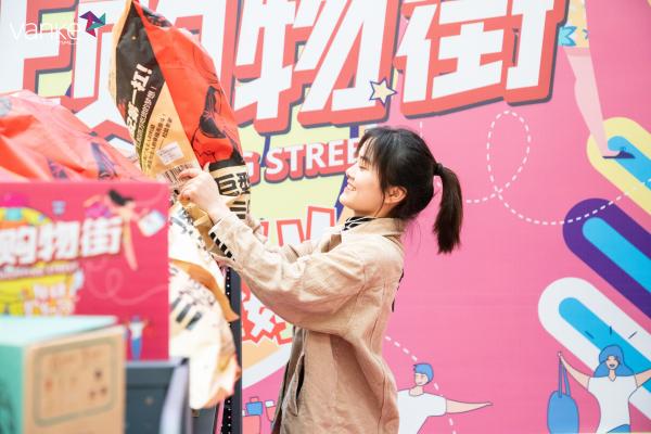 天津万科广场“疯狂购物街”让你薅羊毛！