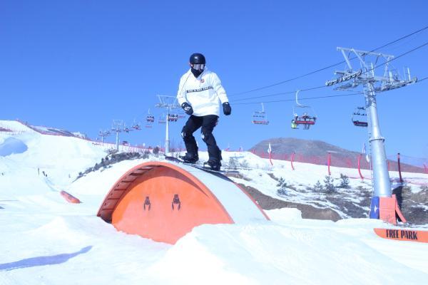 冬日暖阳，粉雪天堂，2021感受不一样的七山滑雪场