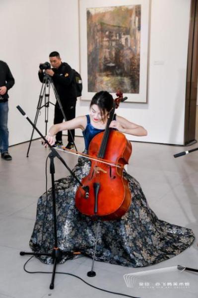 大提琴演奏家朱琳出席虹桥《欢乐颂》迎新年沉浸式音乐会
