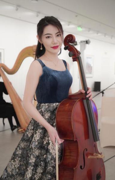 大提琴演奏家朱琳出席虹桥《欢乐颂》迎新年沉浸式音乐会