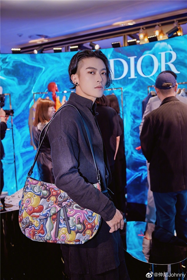 时尚博主仲尼 Johnny携手Dior首播，解锁迪奥新花漾全系产品