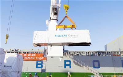 世界载重吨位最大重吊船在天津港首航