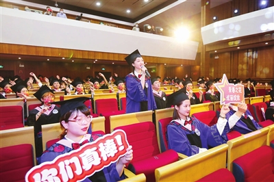 同上一堂“青春思政课” 天津音乐学院举行2022届毕业典礼侧记