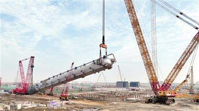 天津南港乙烯项目建设迎关键节点 首台大型设备一次吊装成功