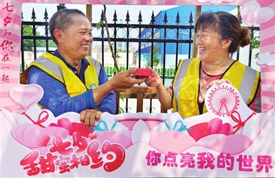 天津地铁7号线超英志愿者为建设者夫妻准备“甜蜜”礼物