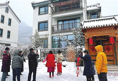 春节假期 游客在盘山脚下的民宿村嬉雪、过节