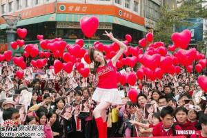 王心凌为新专辑签唱 穿超<em>短裤裙</em>几乎走光(组图