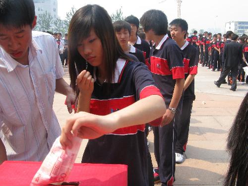 天津英华国际学校为四川灾区孤儿献爱心在行动