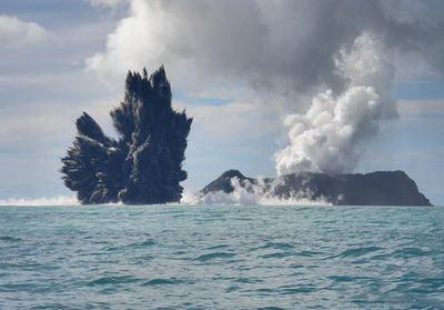 科学家观测到水下海底火山爆发的壮观场景-火山