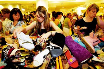 中国人出境就成购物狂 平均花987美元世界第一-高消费-北方网-新闻