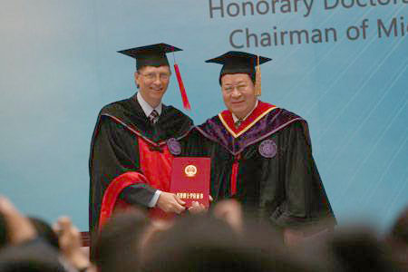 盖茨在清华大学发表演讲并获名誉博士学位