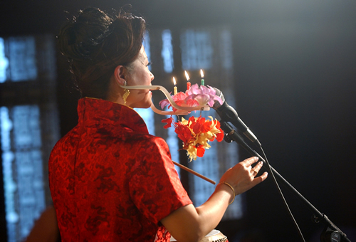 含灯大鼓唯一表演者献艺很想收徒不让绝技失传