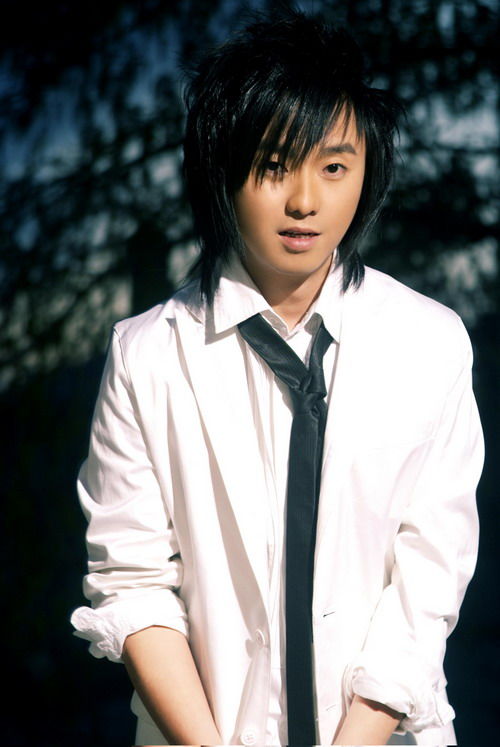 张艾文华语唱片大赛台上台下皆丰收