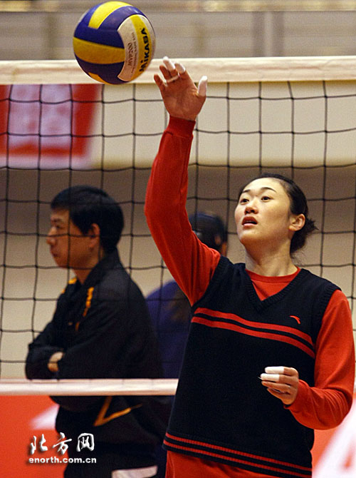 天津女排益阳备战总决赛刘亚男一丝不苟图