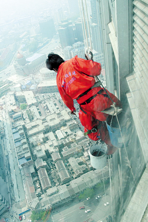 "蜘蛛網"纏疙瘩 "蜘蛛人"晾半空(圖)