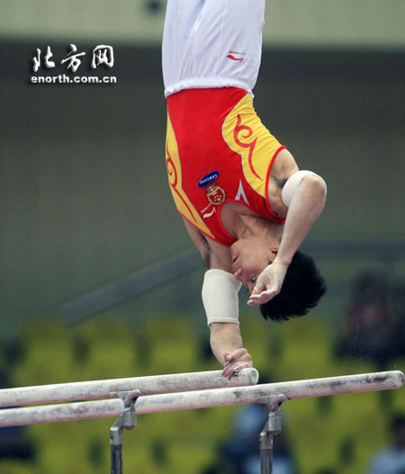 李小鹏双杠间独臂回环