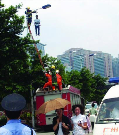 吊死在路灯上图片