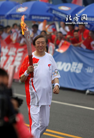 圣火天津传递:冯骥才,刘欢传递火炬(图)