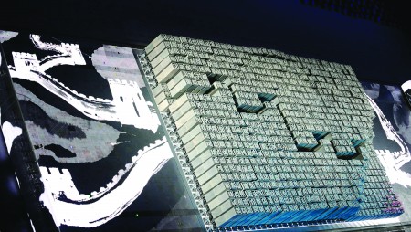 奥运会开幕式画卷上的"活字印刷版"变幻成中国长城的雄伟图案.