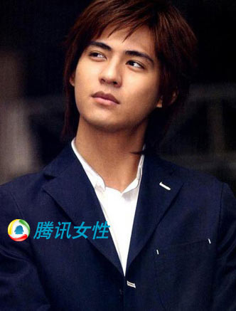 "眼袋"男明星們的尷尬造型(圖)