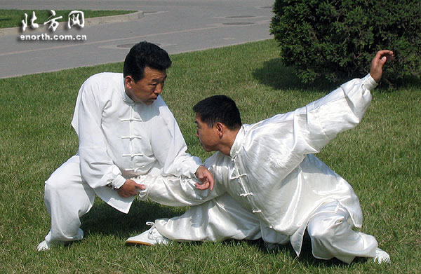 父母送去学武,一开始师从戳脚拳名家曲东魁,后拜八极拳大家田金钟为师