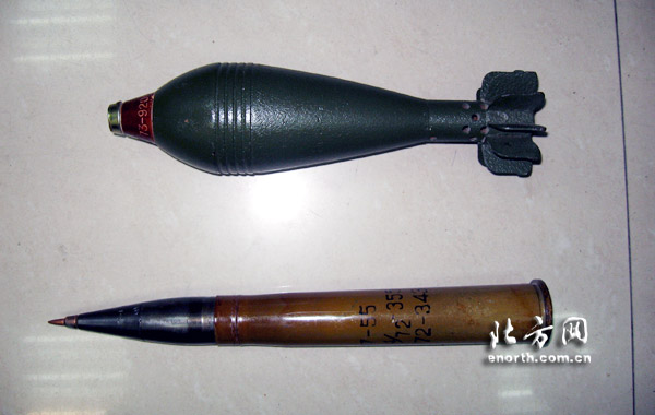 内装物品形状疑似炮弹,遂引起检查员警惕,立即决定对该件行李实施开包