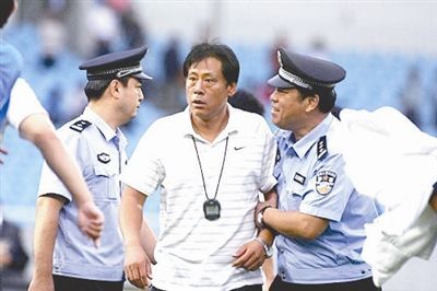 泰达 媒体报道 正文    一,禁止天津泰达足球俱乐部队体能教练王俊