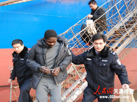 天津出入境边防检查站遣返两名外籍偷渡人员