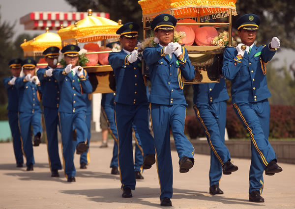 永安公墓:礼仪兵向"国旗护卫队"看齐-永安公墓-北方网-新闻中心