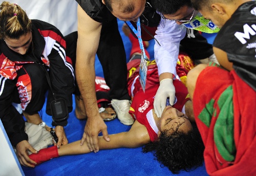 图文武搏会泰拳14决赛摩洛哥选手赛后晕倒