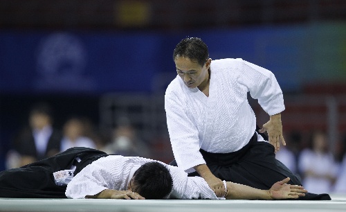 8月31日,来自日本东京合气道总部的高级教师横田爱明(右)登场献艺,为