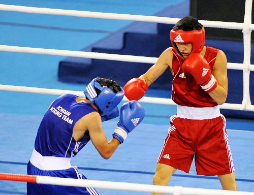 图文武搏会拳击男子56公斤级张家玮拳头袭来