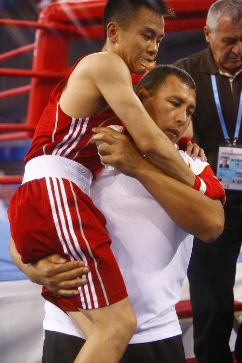 图文武搏会李超受伤退赛教练抱着李超