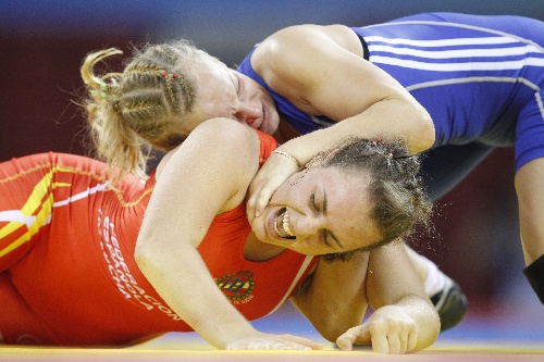 图文:武搏会女子摔跤登场 扎穆拉十分强势