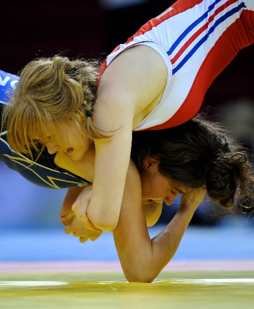 图文武搏会摔跤女子摔跤资格赛单肘着地瞬间
