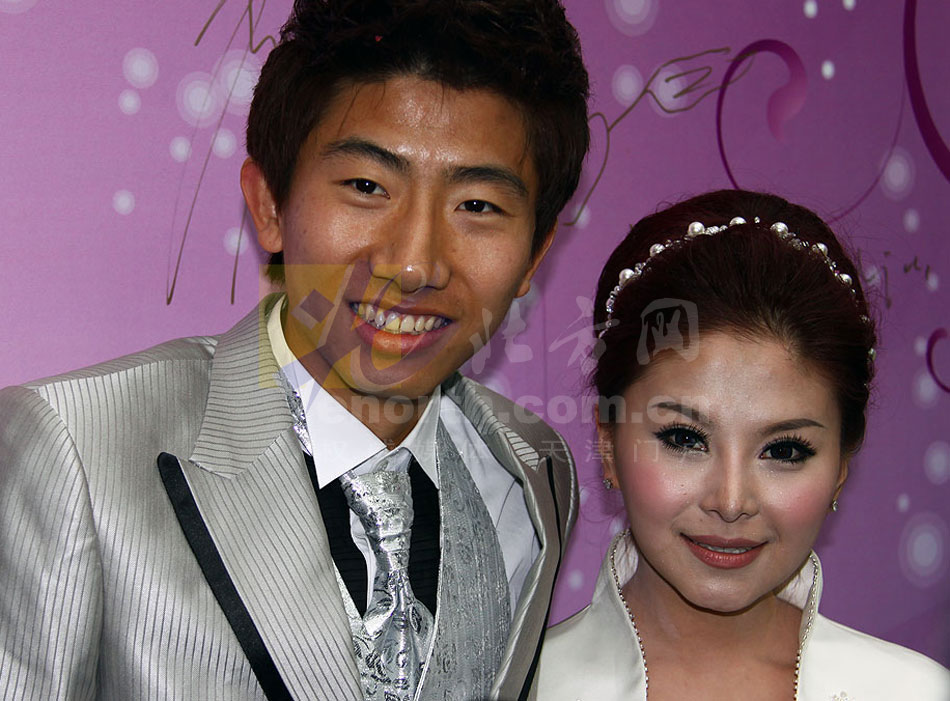 毛彪步入婚姻殿堂亲友送真挚祝福