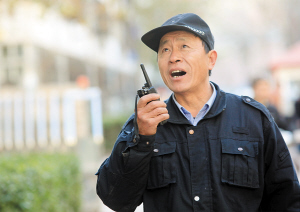 看车看家看东西 保安老曹:我在这,您放心(图)-保安-北方网-新闻中心