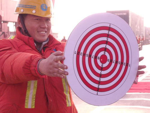 从50米高空操纵吊具扎靶10环