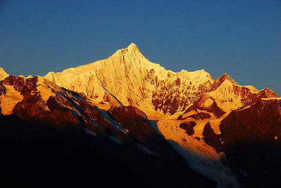 采访中,德钦县县委宣传部常务副部长韦国栋