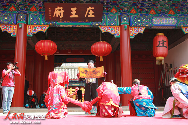 "格格出嫁"表演,跪接圣旨(摄影 隋毅)