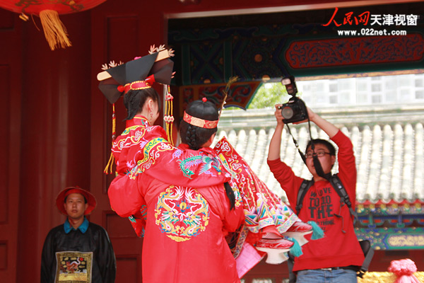 图文:"格格出嫁"在天津庄王府上演