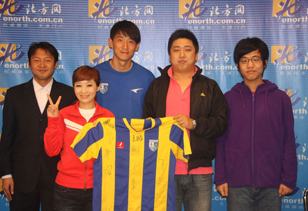 宋涛与主持人球迷们留影