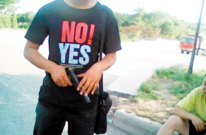 当街违法卖枪支弓弩威力惊人洞穿铁板图