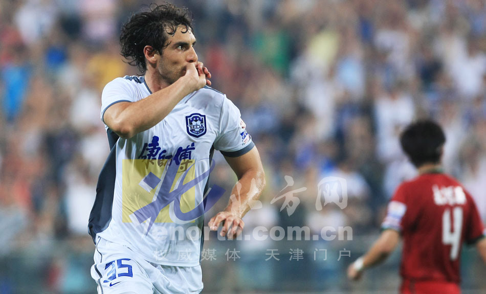 泰达主场31建业卢西亚诺梅开二度