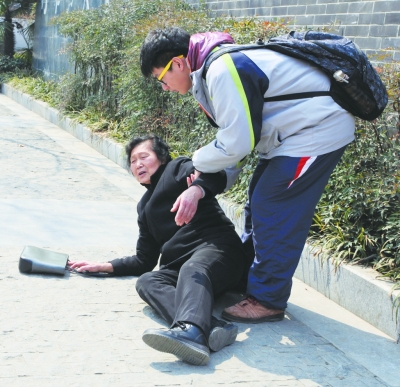 老人腿疾发作摔倒 男孩伸手相扶