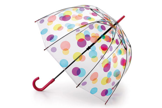 明星雨中出行 雨伞扮靓创意多