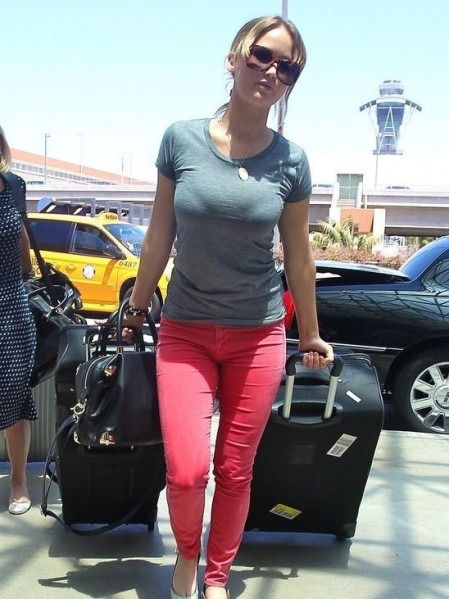 明星高分出街 早秋丹宁潮强势袭来