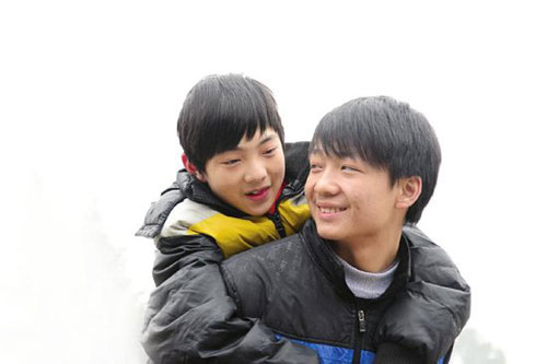 泸州男生背患病堂哥上学8年帮其打饭背其如厕